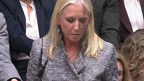 Roz Savage asking Sir Keir Starmer about child poverty in the House of Commons Chamber.