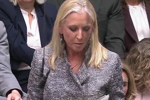 Roz Savage asking Sir Keir Starmer about child poverty in the House of Commons Chamber. 